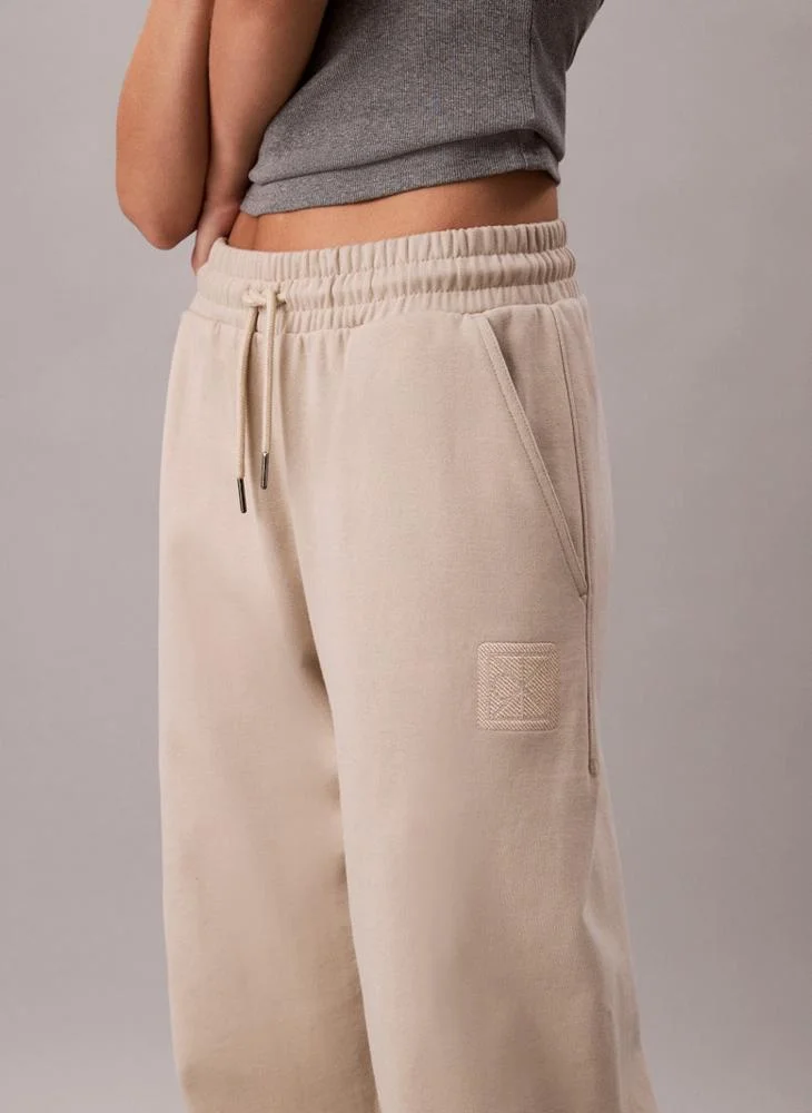 كالفن كلاين بنطال رياضي بشعار وحزام شداد