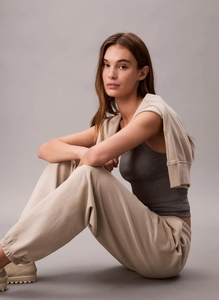 كالفن كلاين بنطال رياضي بشعار وحزام شداد