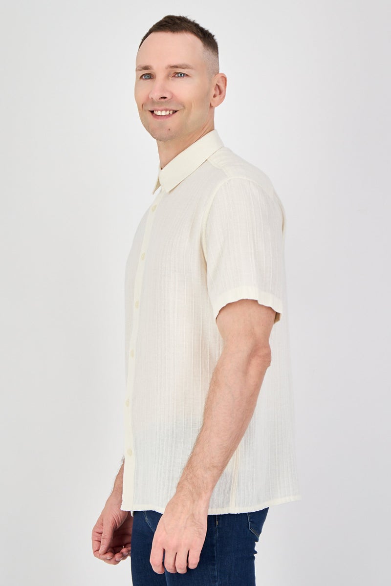 Celio قميص رجالي بقصة عادية بأكمام قصيرة بتصميم منسوج، بيج - Image 2