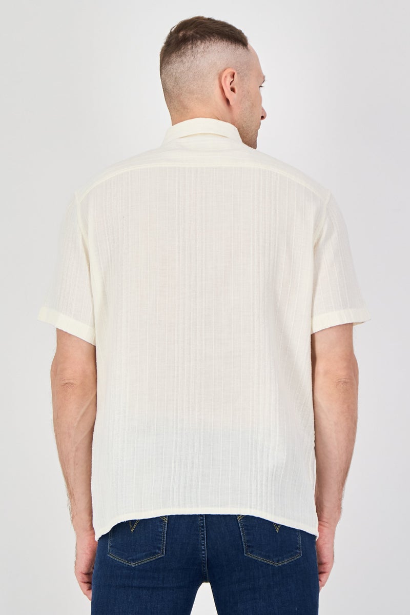 Celio قميص رجالي بقصة عادية بأكمام قصيرة بتصميم منسوج، بيج - Image 3