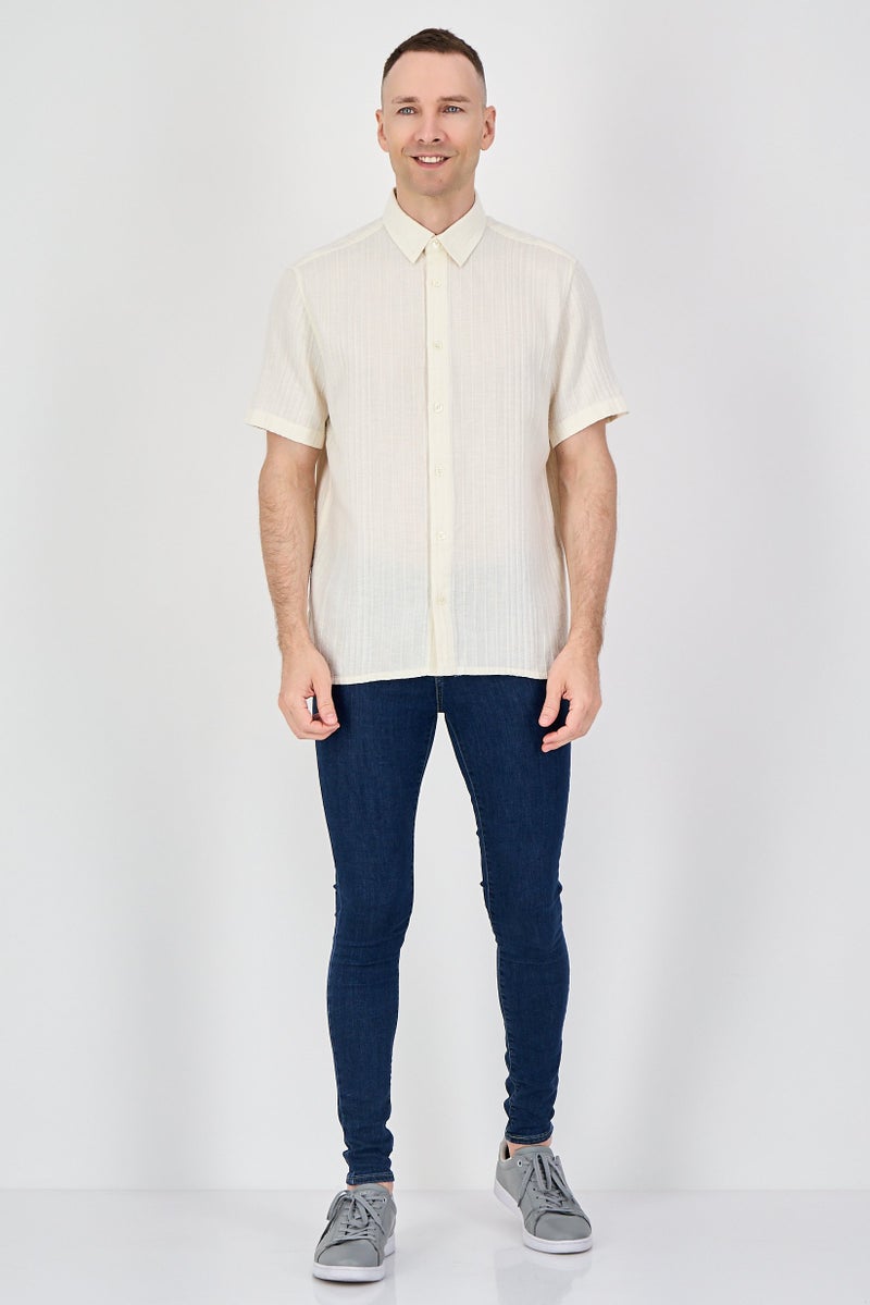 Celio قميص رجالي بقصة عادية بأكمام قصيرة بتصميم منسوج، بيج - Image 4