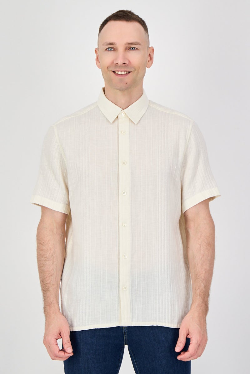 Celio قميص رجالي بقصة عادية بأكمام قصيرة بتصميم منسوج، بيج - Image 1