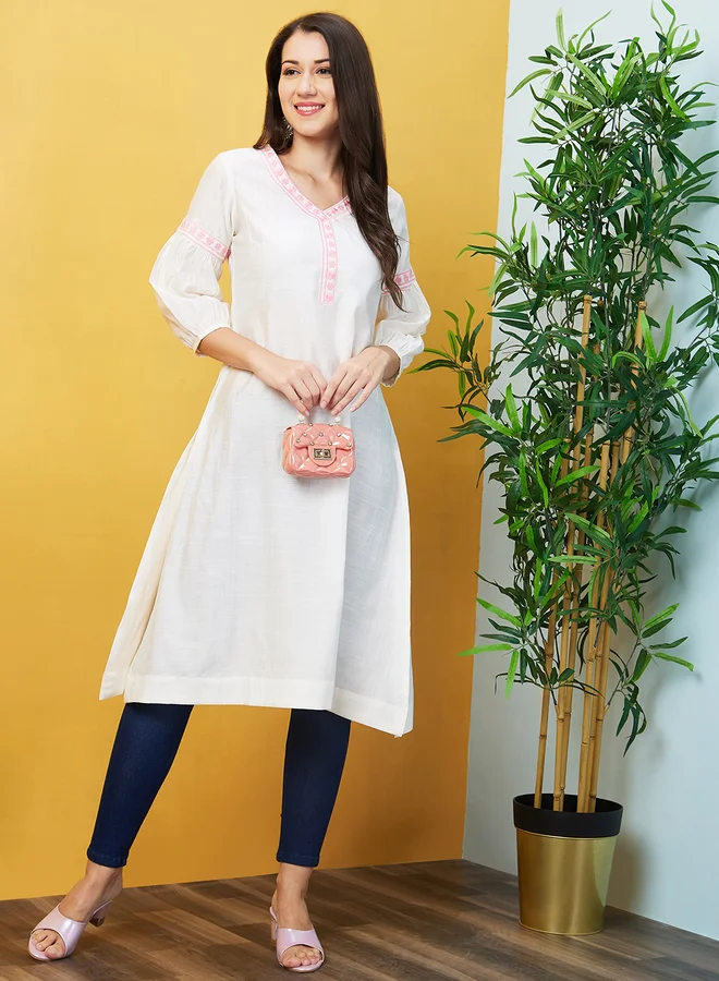 جلو باص كورتا بقصة مُستقيمة وتفاصيل مُطرزة