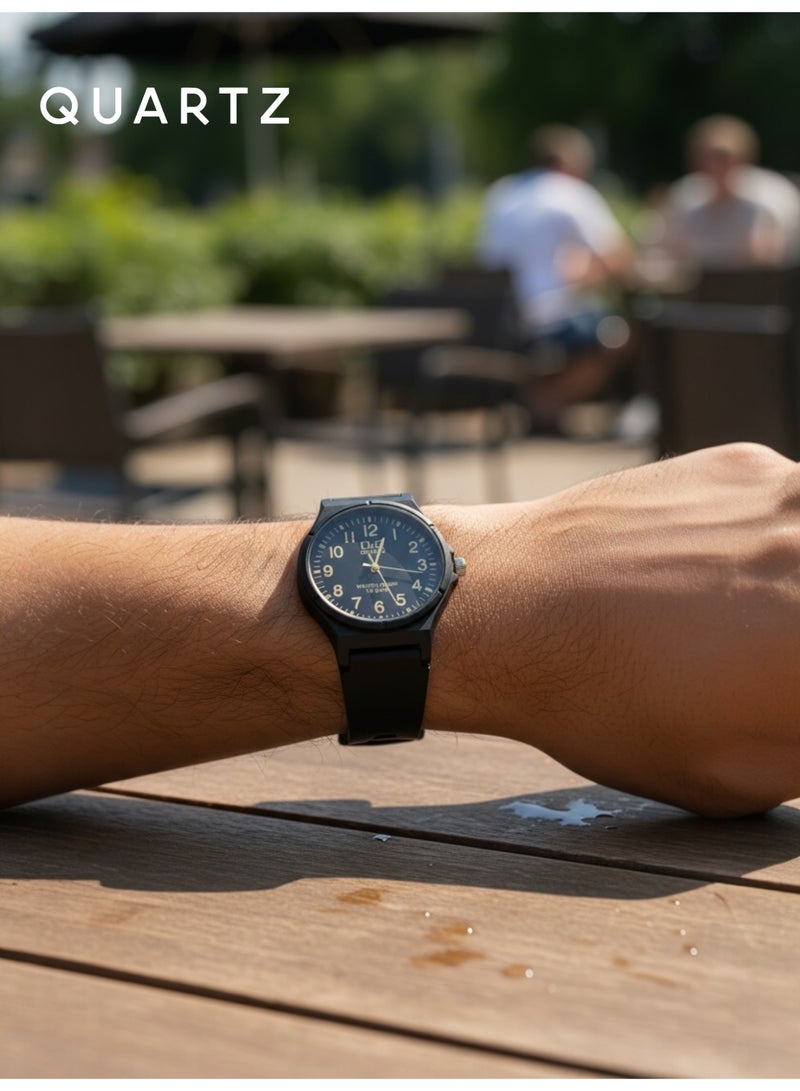 كوارتز ساعة يد رجالية مقاومة للماء حتى 10 بار بتصميم أسود أنيق وسوار سيليكون مريح بقرص ذهبي فاخر تناسب الإطلالة اليومية والرسمية - Image 3