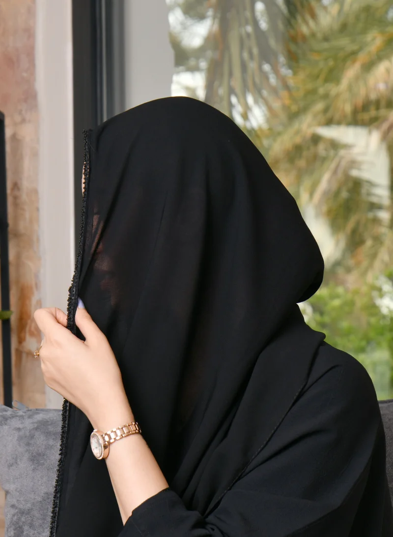 عبايات حوراء طرحة حرير بشريط براق مزين بخرز اسود