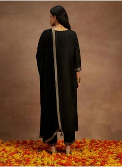 Libas Printed Straight Kurta and Solid Trouser with Chiffon Dupatta Set by Styli  - Image 3