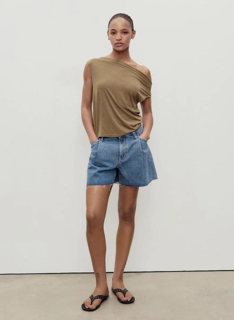 MANGO Denim shorts with frayed hem and pleats