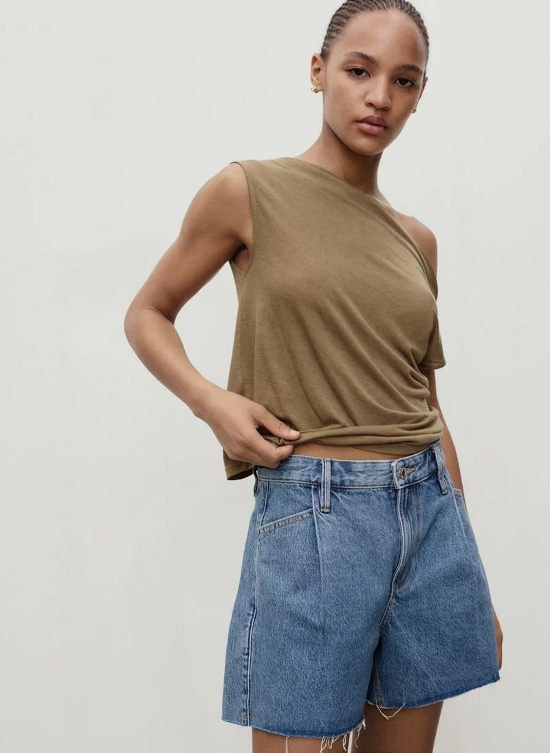 MANGO Denim shorts with frayed hem and pleats