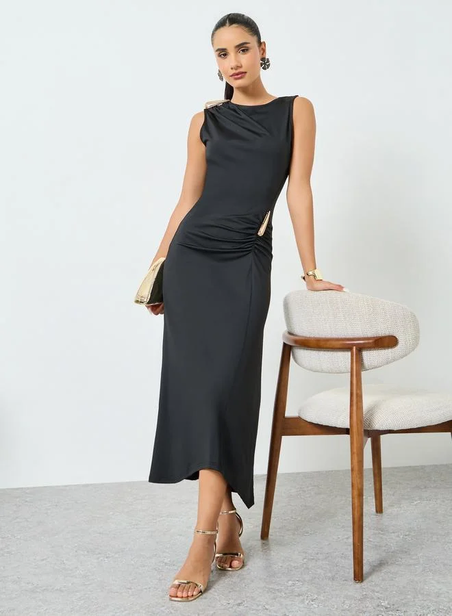 ستايلي فستان طويل منسدل بلا أكمام وتفاصيل مزمومة