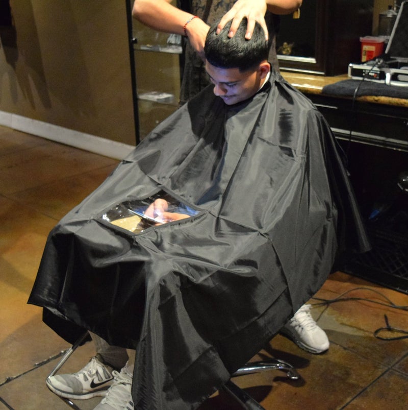 TRADERPLUS عباءة قص الشعر مع نافذة عرض لمصفف الشعر والحلاق 57x47 - Image 2