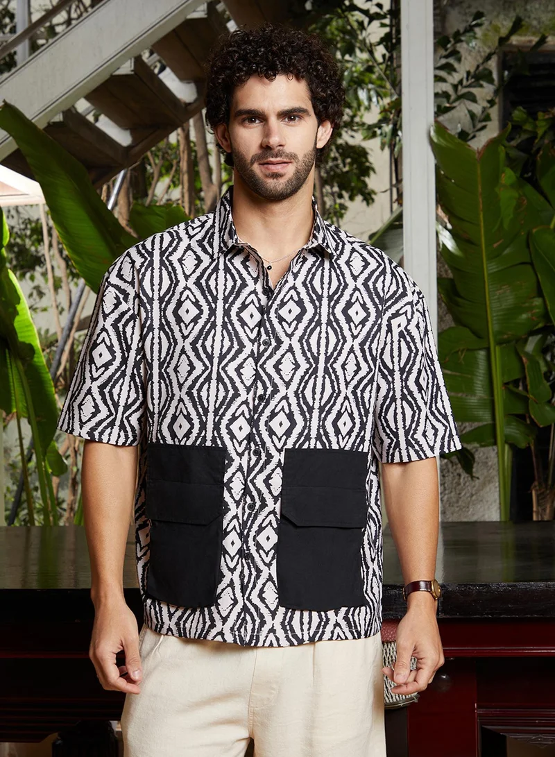 كامبوس سوترا قميص رجالي كبير الحجم بتصميم إندي-يوتيليتي باللون الأسود الليلي والأبيض الكريمي