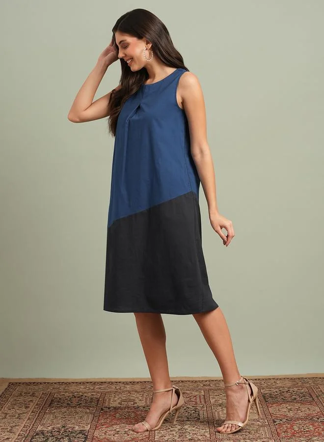 جلو باص فستان بطول الركبة بحافة واسعة وتصميم ألوان متداخلة