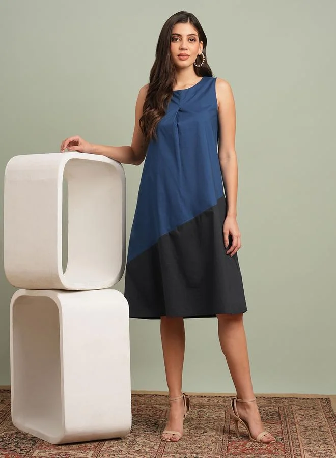 جلو باص فستان بطول الركبة بحافة واسعة وتصميم ألوان متداخلة