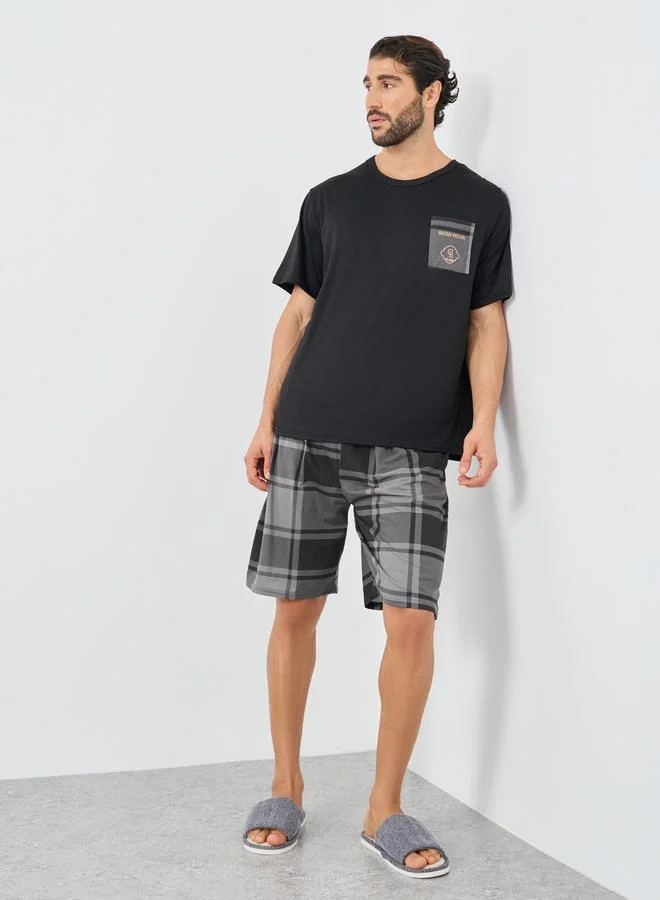 Styli Styli Contrast Pocket Detail T-Shirt and Checked Shorts Set