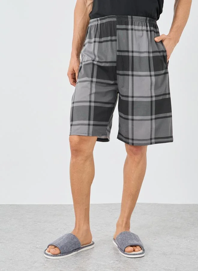 Styli Styli Contrast Pocket Detail T-Shirt and Checked Shorts Set