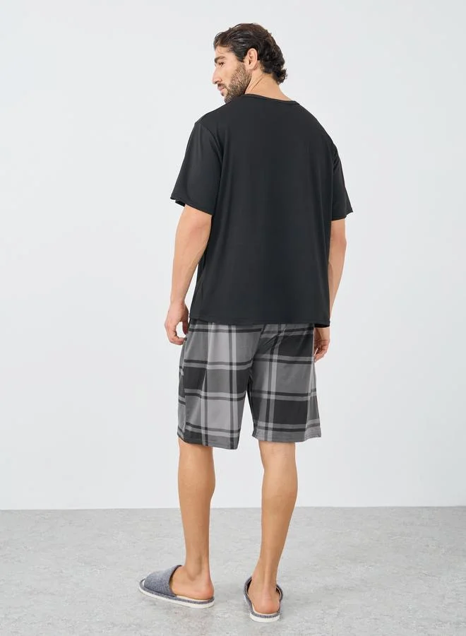 Styli Styli Contrast Pocket Detail T-Shirt and Checked Shorts Set