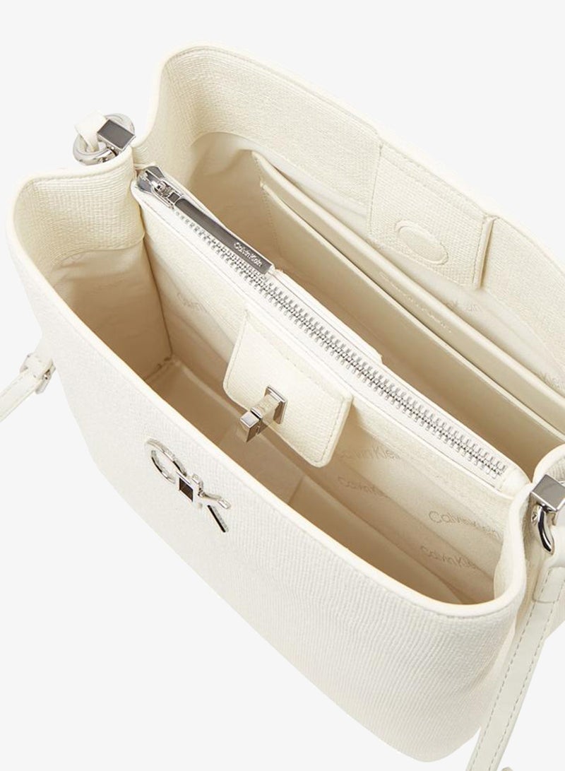 CALVIN KLEIN BUCKET BAG - Image 5