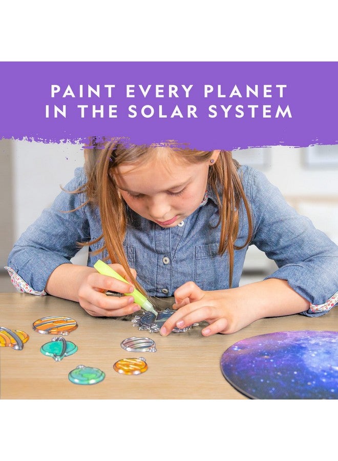 NATIONAL GEOGRAPHIC مجموعة أدوات فنية للأطفال على شكل نظام شمسي من الزجاج الملون ومجموعة أدوات فنية وحرفية مع كواكب متوهجة في الظلام يمكن استخدامها كزينة معلقة على السقف لتزيين غرفة الفضاء المتنقلة - Image 3