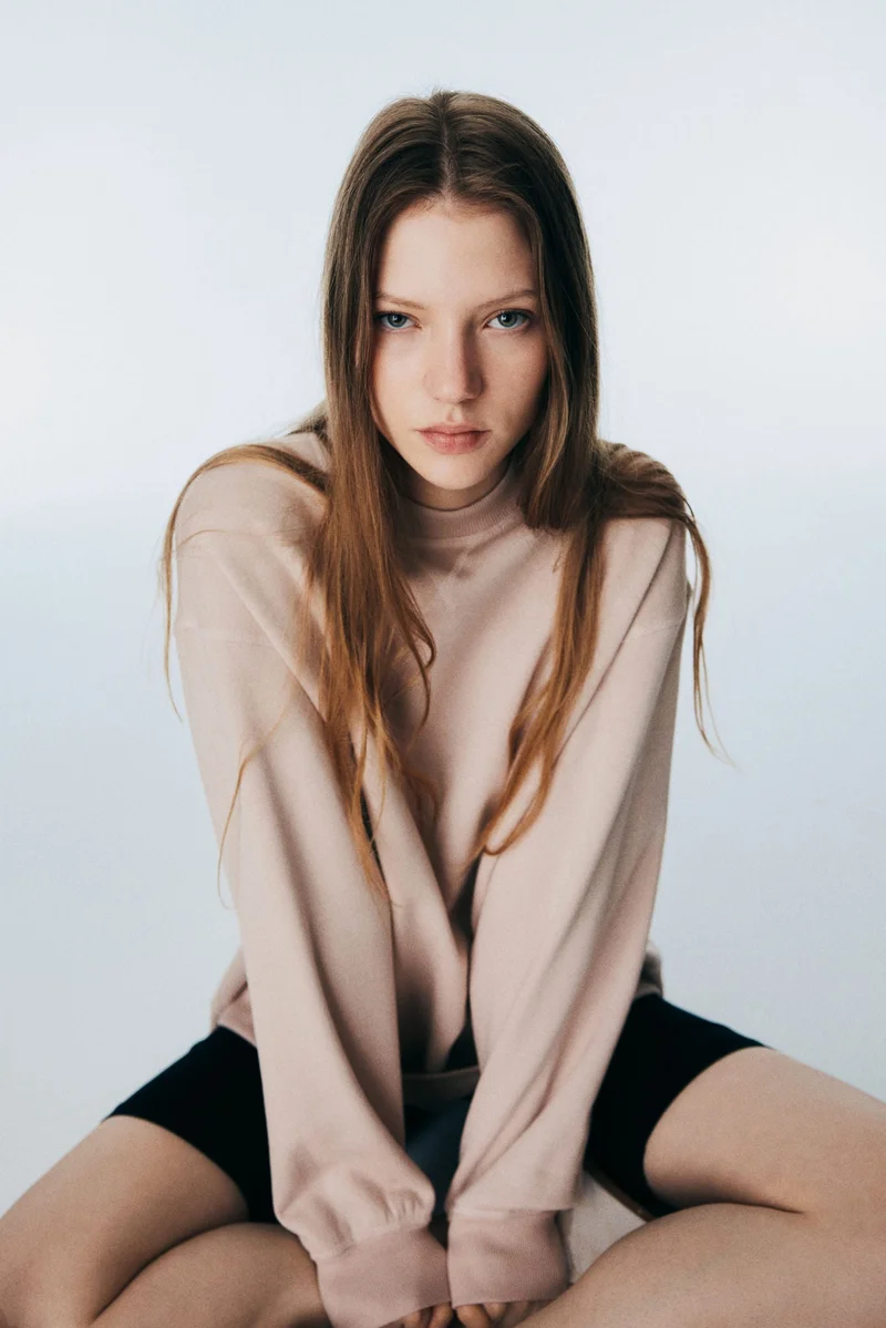 اتش اند ام بلوزة رياضية بقصّة فضفاضة