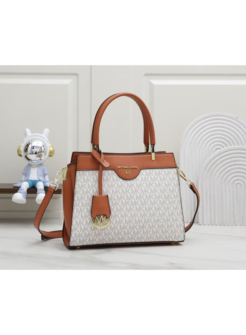 ام كي حقيبة ساتشل أنيقة من مايكل كورس، مصنوعة من الجلد الأبيض والبني