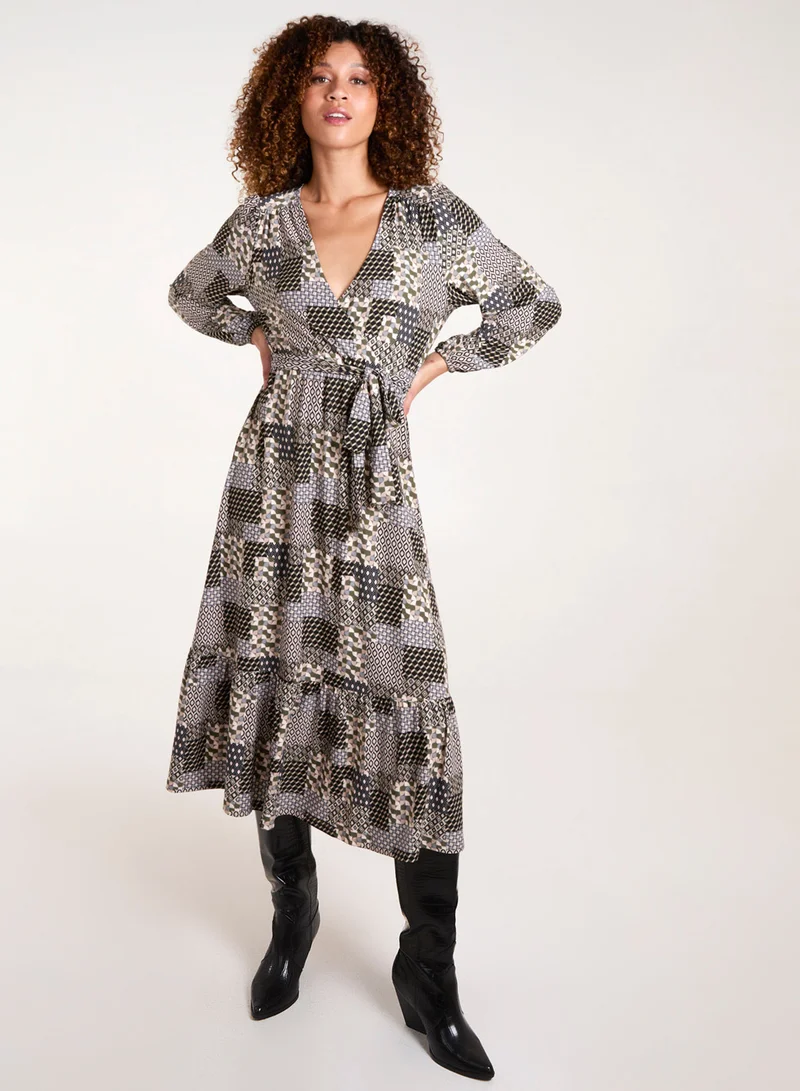 بلو فانيلا فستان ميدي بحزام بتصميم هندسي ملتف من الأمام