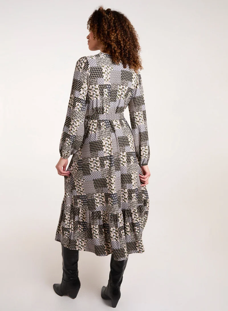 بلو فانيلا فستان ميدي بحزام بتصميم هندسي ملتف من الأمام