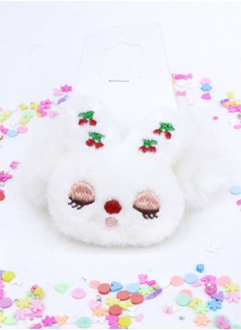 A white fur deer-shaped hair elastic, adding a touch of elegance and softness to your look!