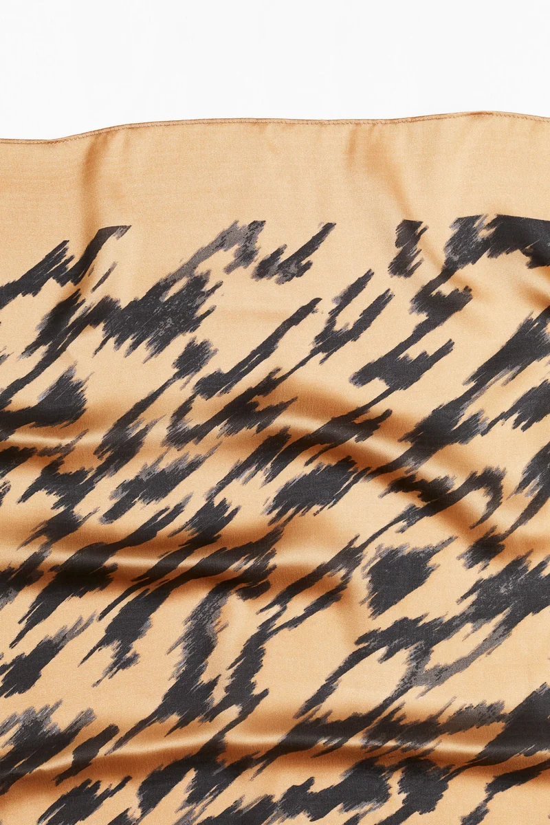 اتش اند ام وشاح مزين بالنقوش