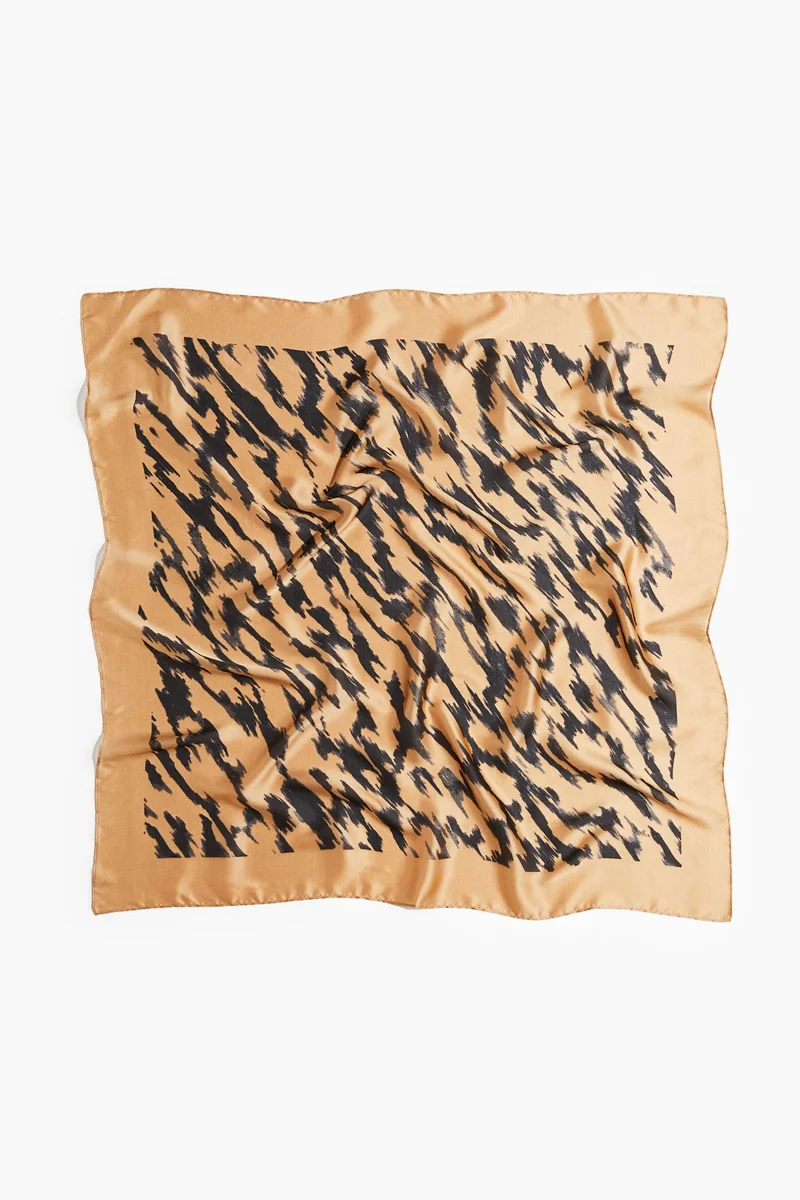 اتش اند ام وشاح مزين بالنقوش