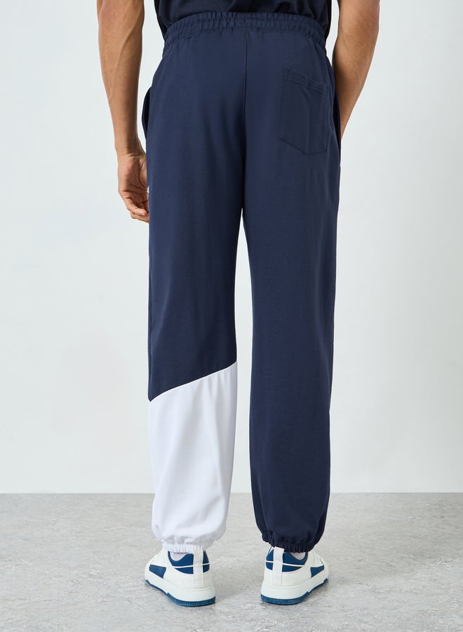 ستايلي جوغر رجالي كحلي بنمط كتل الألوان وبرباط - Image 4