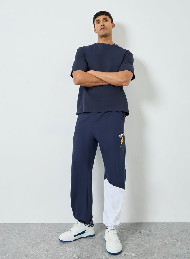 ستايلي جوغر رجالي كحلي بنمط كتل الألوان وبرباط - Image 2