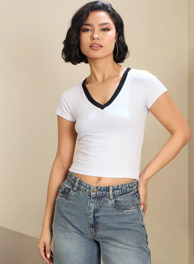 ساسافراس تيشيرت قصير نسائي بياقة  عميقة وتباين أبيض من ساسافراس