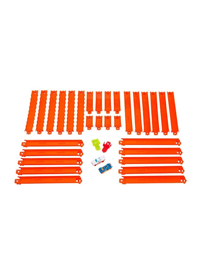 Hot Wheels مجموعة مسار السيارات، مجموعة صانع المسار ديلوكس و 2 مركبات مصبوبة مقاس 1:64، 25 قدم من مسار السرعة المتنوع وموصلات - Image 2