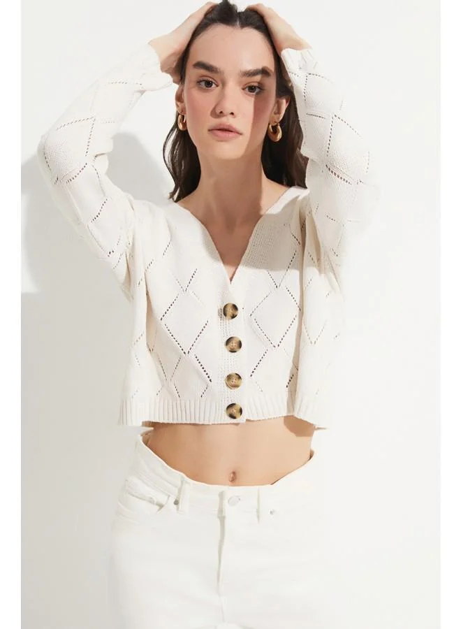 جون June Openwork V-Neck Crop Cardigan Ecru
