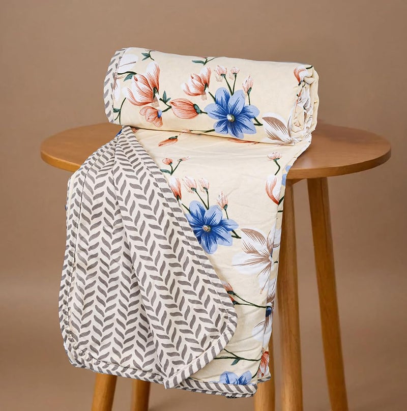 BSB بطانية مزدوجة قابلة للعكس من BSB HOME مصنوعة من القطن الخالص 120 جرام/متر مربع خفيفة الوزن مطبوعة - 220 × 230 سم - كريمي وأزرق - Image 1