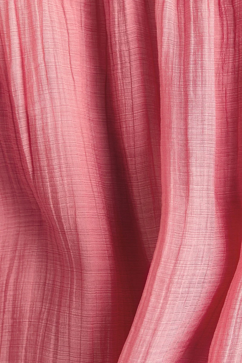 اتش اند ام فستان بدرزات مجمعة يغلق حول الياقة