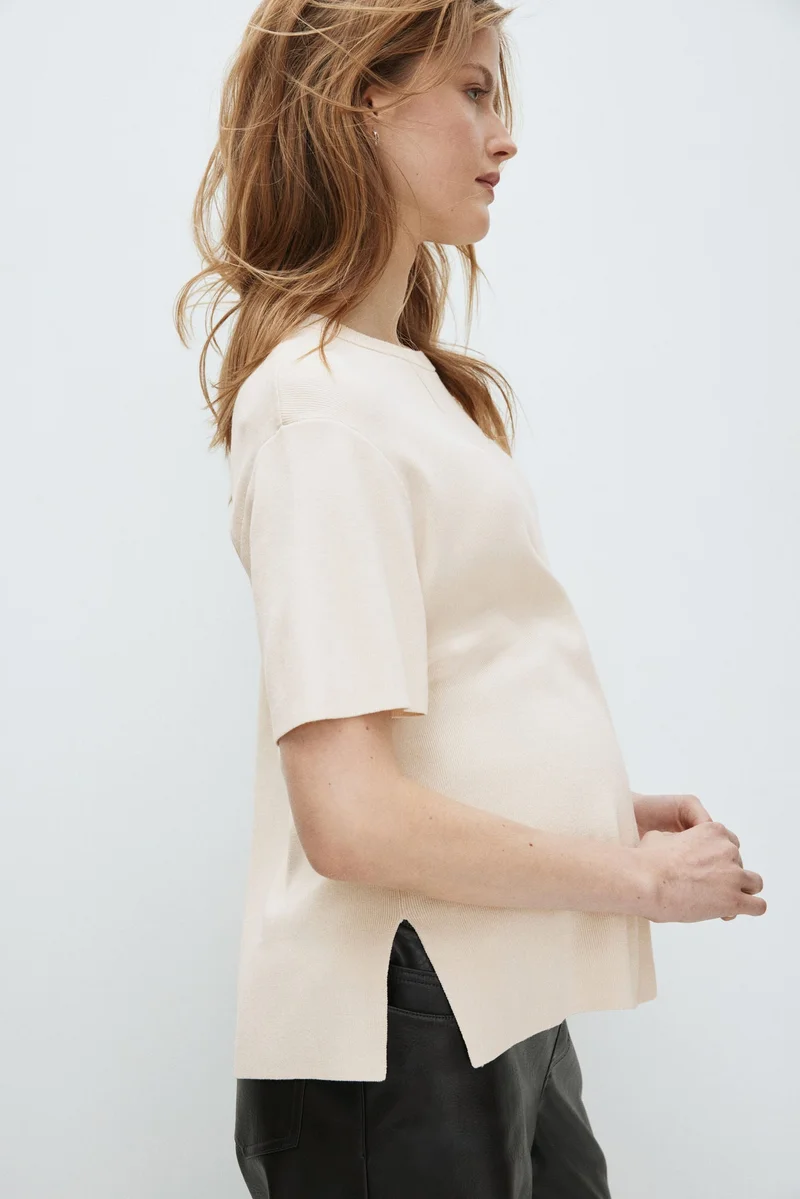 اتش اند ام تي-شيرت محبوك من نسيج فاخر من تشكيلة ماما