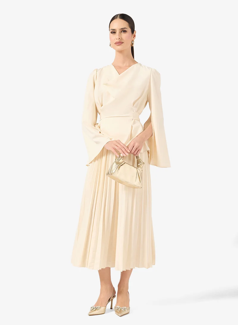 خزانة طقم بلوزة وتنورة بياقة ملتفة