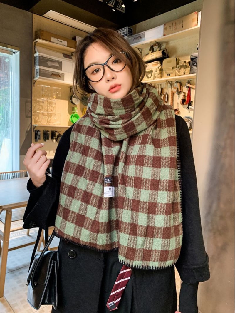 وشاح شتوي دافئ سميك بنقشة كاروهات وحاشية مغلّفة بطابع كوري للجنسين - Image 1