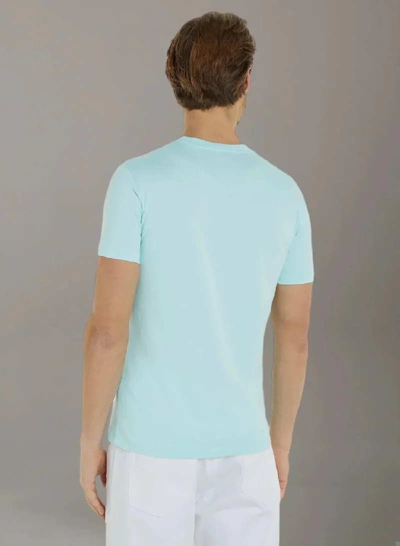 كالفن كلاين جينز تيشرت بقصة سليم مزين بشعار كلفن كلاين