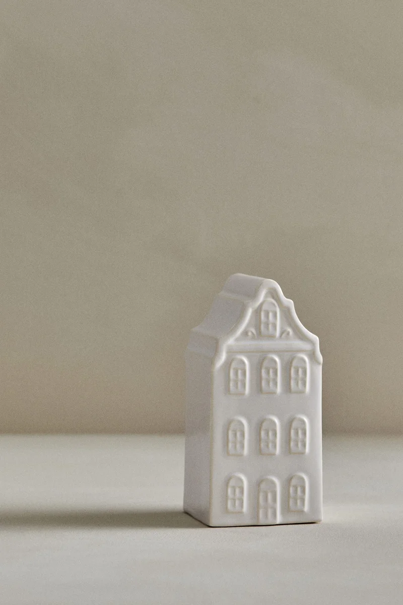 اتش اند ام ديكور كريسماس على شكل منزل من الفخار