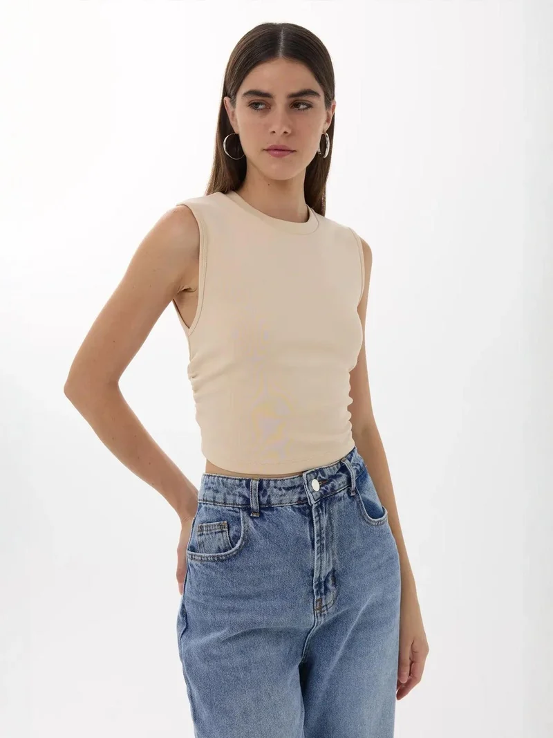 هيكاب بلوزة سادة بتفاصيل مكشكشة