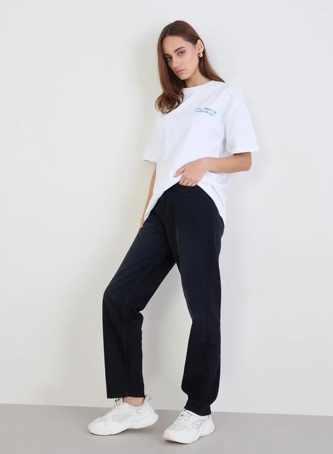 ستايلي تيشيرت واسع مُطرّز بكتابة