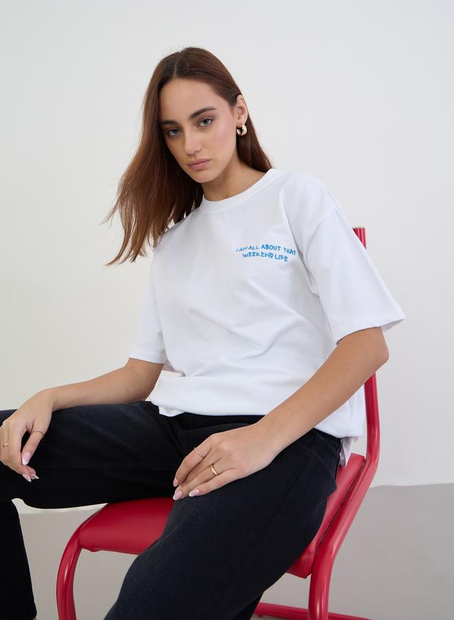 ستايلي تيشيرت واسع مُطرّز بكتابة - Image 1