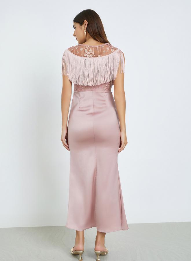 ستايلي فستان طويل بياقة قارب مزين بالدانتيل وحافة ميرميد مع شراشيب - Image 5