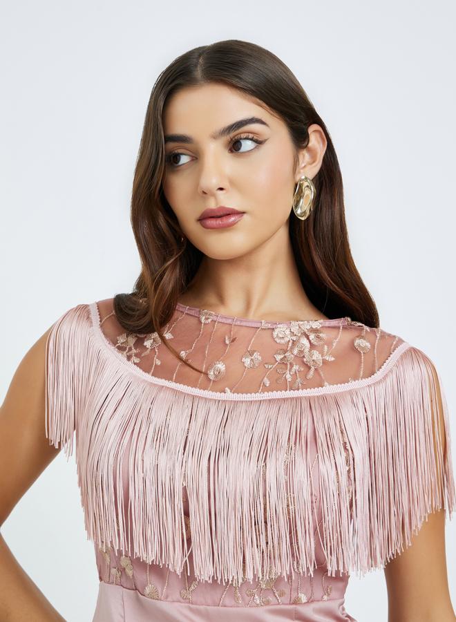 ستايلي فستان طويل بياقة قارب مزين بالدانتيل وحافة ميرميد مع شراشيب - Image 4