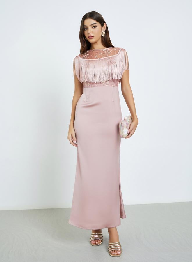 ستايلي فستان طويل بياقة قارب مزين بالدانتيل وحافة ميرميد مع شراشيب - Image 2