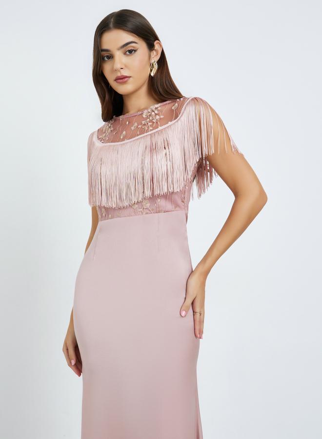 ستايلي فستان طويل بياقة قارب مزين بالدانتيل وحافة ميرميد مع شراشيب - Image 3