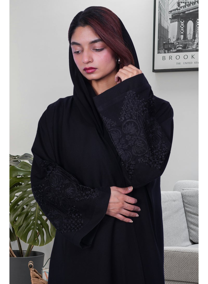 فاشون لاين عباية مطرزة بالريش العربي الأنيق - Image 4