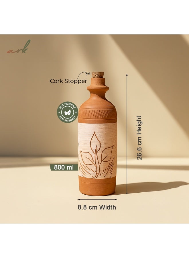 ارك زجاجة ماء من الطين المحروق مصنوعة يدويًا من ARK | زجاجة ميتي بسدادة من الفلين | تصميم فني بأوراق الشجر بلونين | تبريد طبيعي | صديقة للبيئة | 800 مل - Image 2